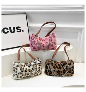 Détails des sacs portés épaule en peluche léopard avec décorations de chaîne argentée