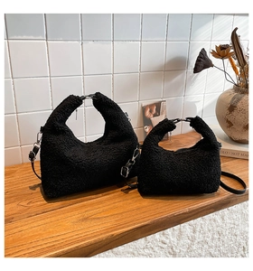 Détail de sacs bandoulière en peluche noire en deux tailles avec boucles métalliques