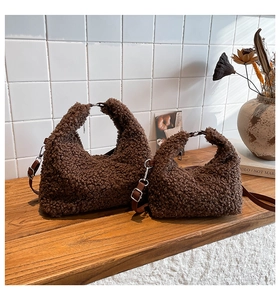 Comparaison détaillée de deux sacs en peluche marron de tailles différentes avec bandoulières