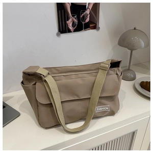 Détail du sac bandoulière en nylon kaki avec sangle réglable et poche frontale