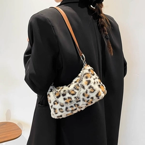 Sac sous le bras en peluche léopard avec bandoulière en cuir et chaîne métallique argentée