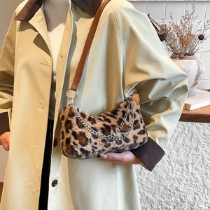 Sac à épaule chic en peluche léopard avec bandoulière en cuir et chaîne métallique