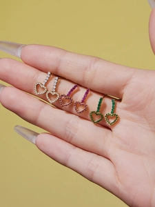 Λεπτομέρεια από επιχρυσωμένα σκουλαρίκια καρδιά 18k με ζιργκόν σε λευκό, μωβ και πράσινο