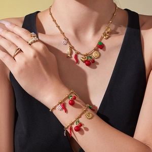 Parure de bijoux plaqués or 18 carats avec breloques émaillées cerise et fleurs
