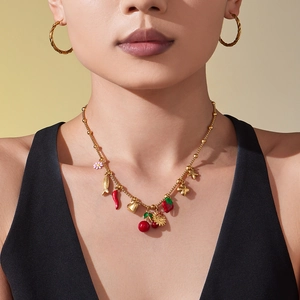 Collier à perles plaqué or 18K avec breloques émaillées colorées et créoles torsadées