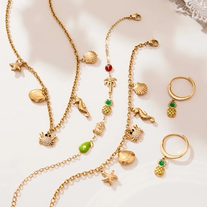 Parure de bijoux dorés océan avec pendentifs étoile de mer et coquillage sur chaînes