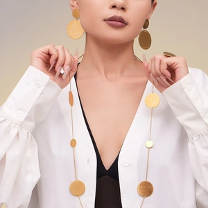 Parure de bijoux cercles dorés minimalistes avec finition brossée sur mannequin