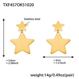 Detail of matte gold double-layered star earrings in stainless steel with measurements