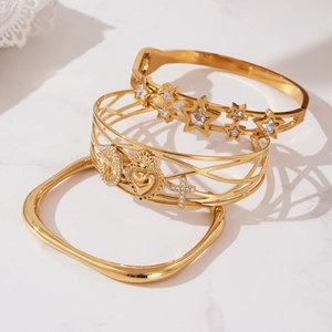 Ensemble de trois bracelets en acier plaqué or 18k avec étoiles et motifs religieux
