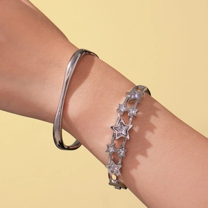 Bracelet étoile plaqué or 18k avec zircons 5A et manchette ondulée sur poignet de modèle