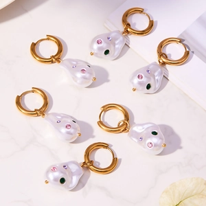 Barocke Perlenohrringe mit bunten Edelsteinen und 18k Vergoldung im minimalistischen Design