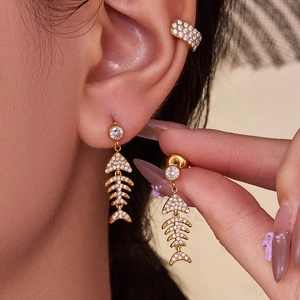 Boucles d'oreilles arête de poisson dorées et bague d'oreille en zircons