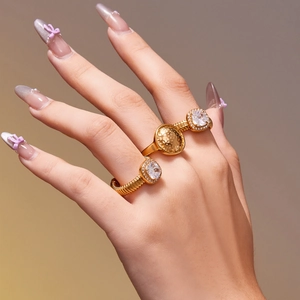 Ensemble de bagues dorées minimalistes avec zircon carré et anneaux à texture unique