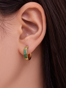 Detalle de pendientes en U bañados en oro 18k con circonitas verdes en degradado