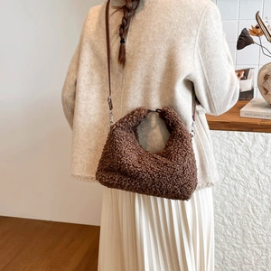 Sac croissant en laine d'agneau marron foncé avec poignée anneau métallique