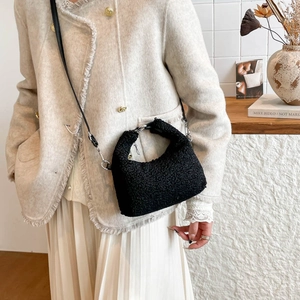 Sac à épaule classique en fausse fourrure noire pour femme avec bandoulière en cuir