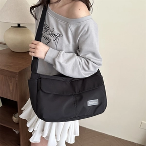 Sac bandoulière en toile noire avec sangle réglable et étiquette mode pour le quotidien