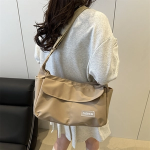 Sacoche unisexe en nylon imperméable kaki avec bandoulière réglable et rabat avant