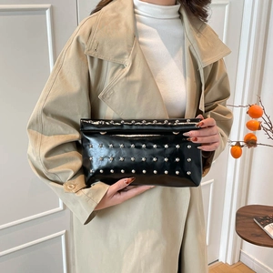 Pochette enveloppe noire minimaliste avec rivets argentés et finition brillante