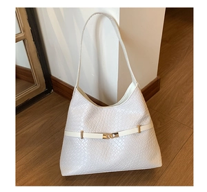 Dettaglio borsa a tracolla bianca intrecciata con fibbia geometrica dorata elegante