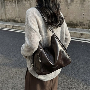 Retro brown glossy hobo shoulder bag with large capacity for women's daily commute