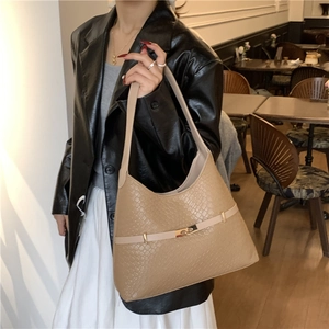 Elegante borsa a tracolla beige con trama a coccodrillo e fibbia dorata nel caffè