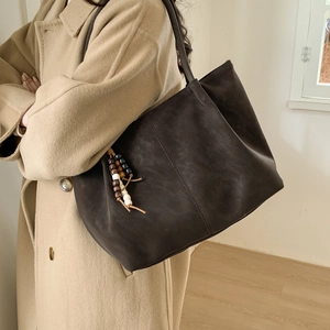 Braune Shopper-Tasche aus Wildleder mit Perlenanhänger für Damen im Freizeit-Stil