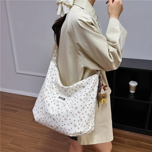 Bolso de pana blanco con corazones y colgante de oso para el día a día de mujer
