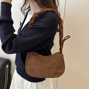 Sac croissant en daim marron avec large bandoulière plissée et détail de fermeture éclair
