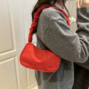 Sac sous le bras en daim rouge vif avec poignée plissée et design vintage minimaliste