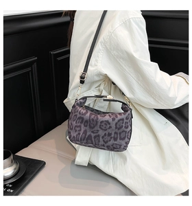 Détail du sac bandoulière léopard violet avec sangle noire ajustable et boucle dorée chic
