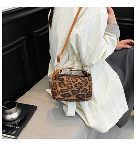 Detailansicht der Schultertasche mit Leopardenmuster, Plüschstoff und Lederriemen