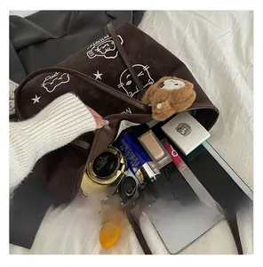 Detail van bruine shopper met grote capaciteit voor iPad en diverse cosmetica