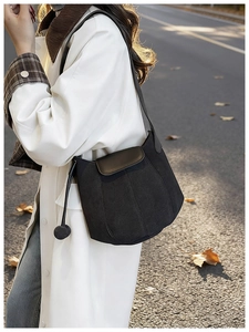 Détail du sac seau citrouille noir mat avec rabat en cuir et pendentif boule