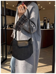 Détail d'un sac seau citrouille noir mat avec un patchwork de cuir texturé élégant
