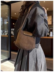Détails du sac seau marron foncé en daim mat avec un design de coutures à panneaux