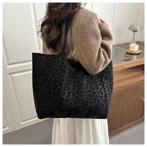 Vue détaillée du grand sac cabas à imprimé léopard montrant la texture et les lanières