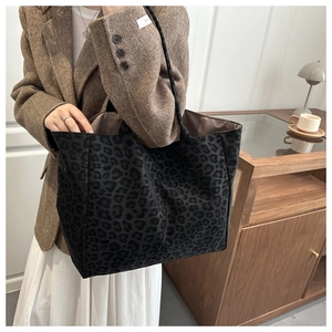 Détail d'un grand sac cabas à imprimé léopard gris dans un cadre de vie chaleureux