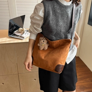 Grand sac fourre-tout marron caramel avec pendentif ours et détails d'angle en cuir