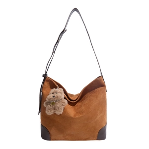 Sac seau hobo en daim marron avec renforts en cuir et charmant ours en peluche