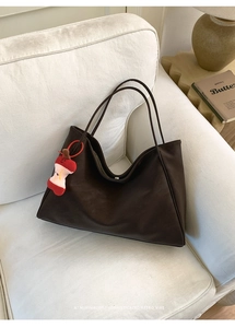Dettaglio borsa tote in pelle scamosciata testa di moro con ciondolo a forma di mela