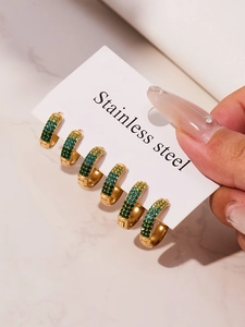 Vista detallada de los aros de acero inoxidable bañados en oro 18k con circonitas