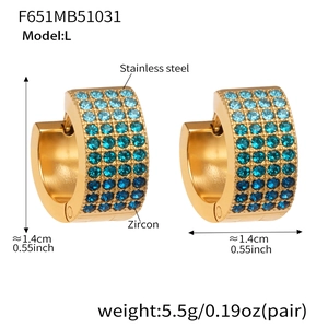 Dimensions détaillées des créoles plaquées or 18k avec zircons bleus incrustés