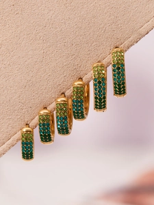 Detalle de pendientes en U bañados en oro 18k con pavé de circonitas verdes degradadas