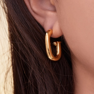 Boucles d'oreilles ovales en U dorées à l'or 18 carats avec design industriel minimaliste