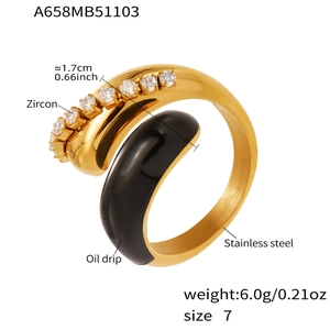 Détail de la bague ajustable plaquée or 18k avec zircon blanc et émail noir élégant