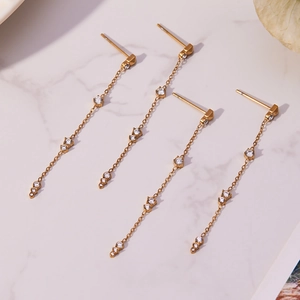 Boucles d'oreilles pompon en acier inoxydable plaqué or 18K avec zircons blancs