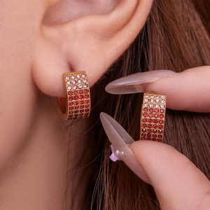 Boucles d'oreilles créoles dorées de luxe avec strass dégradés rouges et roses