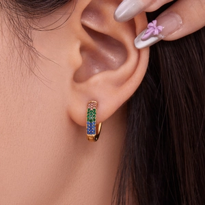 Pendientes de aro bañados en oro de 18k con tres filas de circonitas multicolores