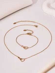 Dettaglio del set di gioielli con cuore e infinito placcato oro 18k con zirconi incastonati